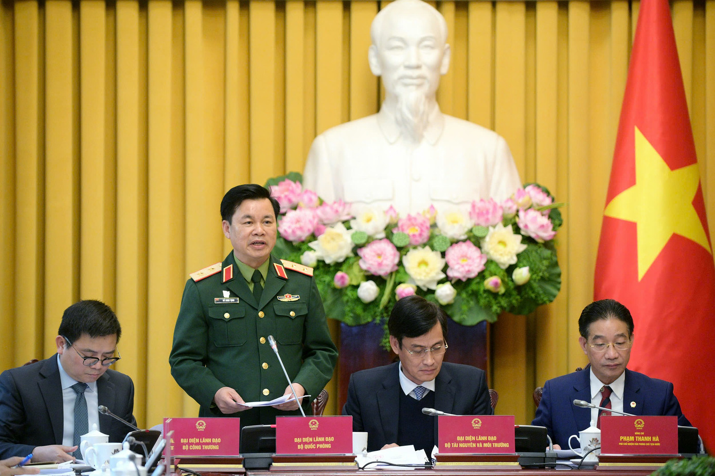 Trung tướng Đỗ Xuân Tụng - Phó Chủ nhiệm Tổng cục Chính trị Quân đội nhân dân Việt Nam trao đổi tại họp báo. Ảnh: PV