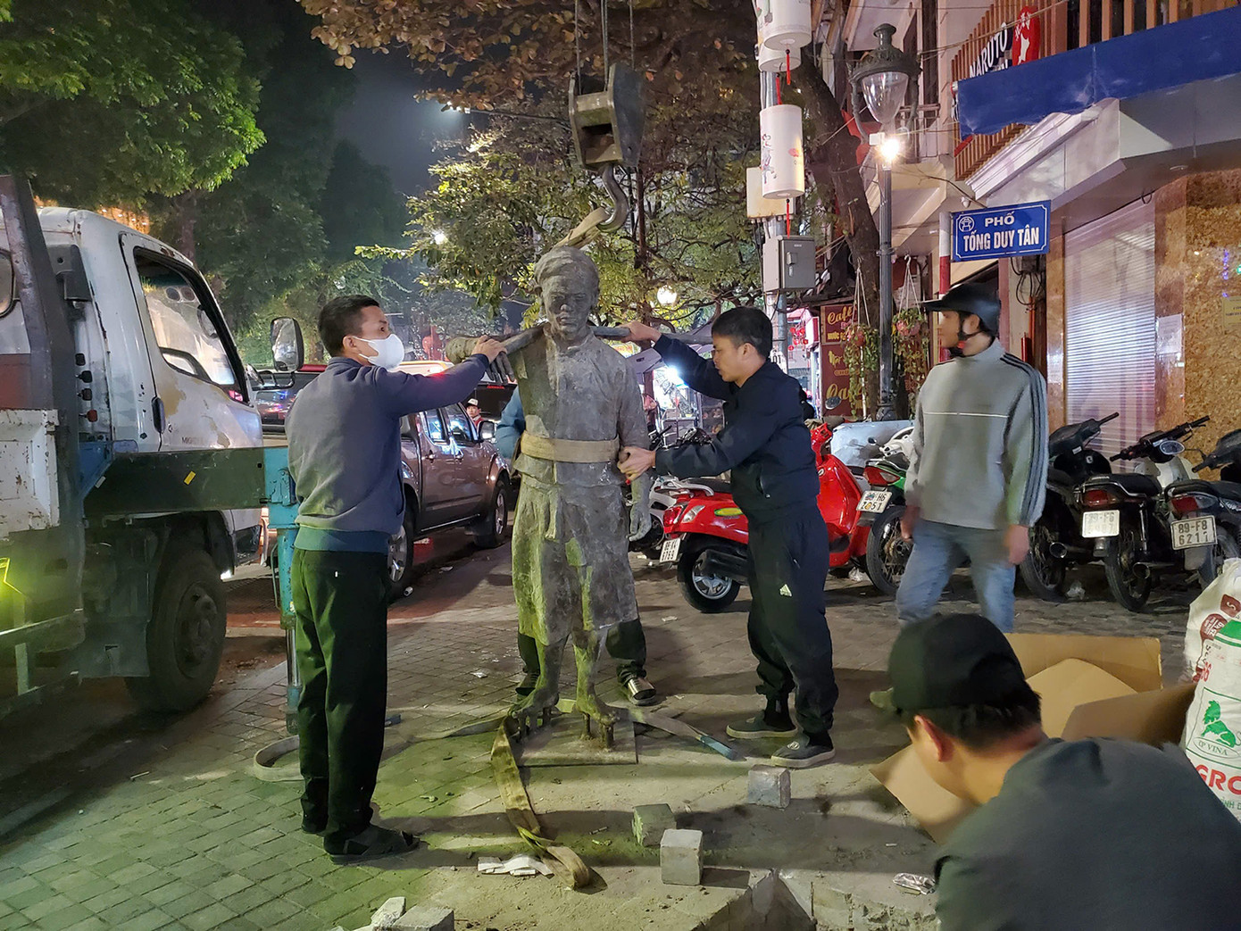 Mô hình bức tượng người đàn ông gánh phở được đặt ở khu vực quảng trường trục Trần Phú, tạo điểm check-in cho người dân, du khách. Ảnh: Quận Hoàn Kiếm.