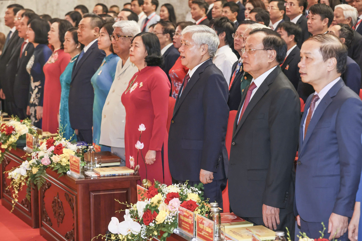 Các đại biểu thực hiện nghi lễ chào cờ tại đại hội. Ảnh: Nhật Minh