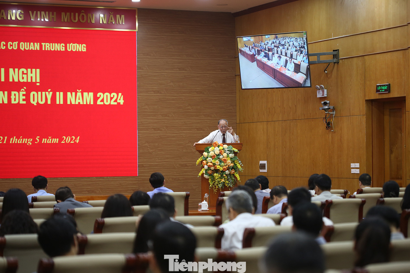 GS.TS Hoàng Chí Bảo trao đổi tại hội nghị. Ảnh: Trường Phong.