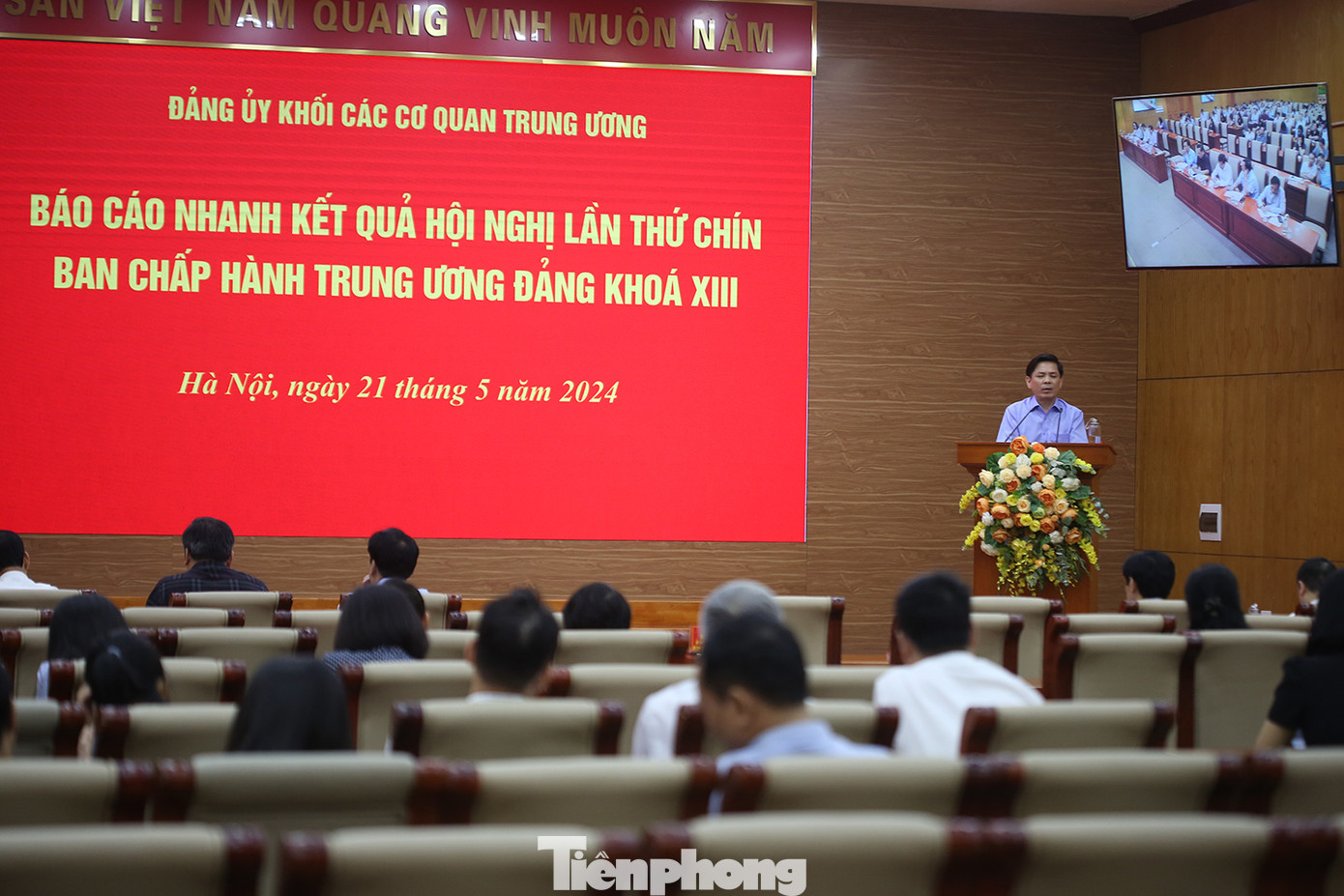 Bí thư Đảng uỷ Khối các cơ quan T.Ư Nguyễn Văn Thể thông báo nhanh kết quả Hội nghị lần thứ chín Ban Chấp hành Trung ương Đảng. Ảnh: Trường Phong.