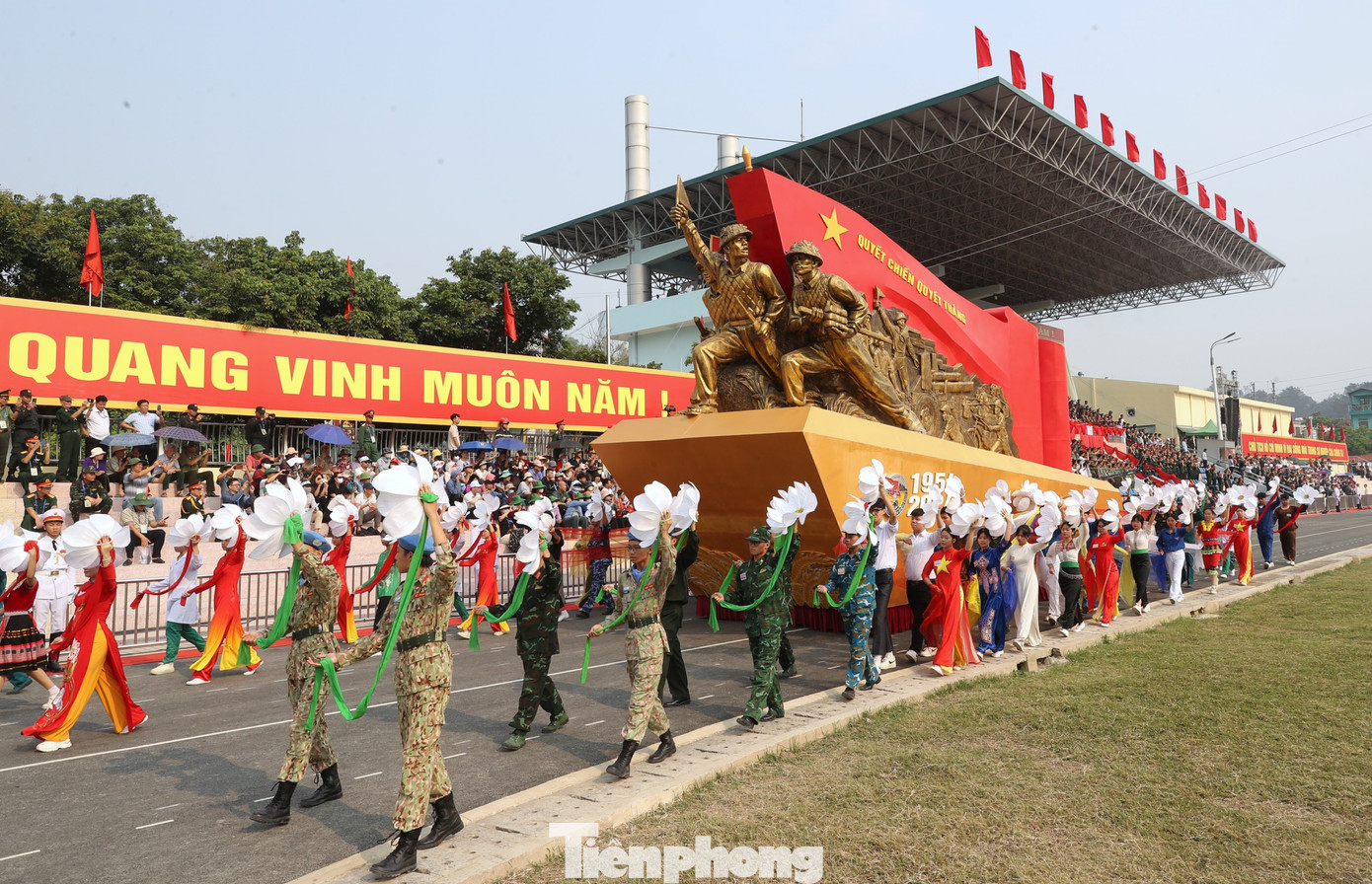Sáng 5/5, Lễ tổng duyệt diễu binh, diễu hành kỷ niệm 70 năm Chiến thắng Điện Biên Phủ diễn ra tại sân vận động tỉnh Điện Biên và một số tuyến đường phố của thành phố Điện Biên Phủ.