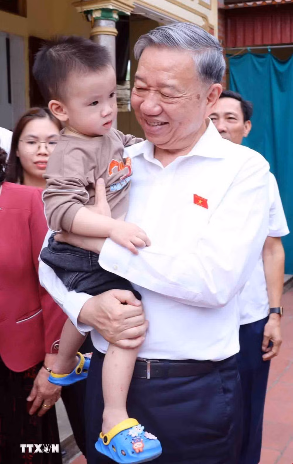 Tổng Bí thư Tô Lâm và cháu bé trong gia đình thương binh Mai Văn Vĩnh. Ảnh: TTXVN. Tổng Bí thư Tô Lâm và cháu bé trong gia đình thương binh Mai Văn Vĩnh. Ảnh: TTXVN.