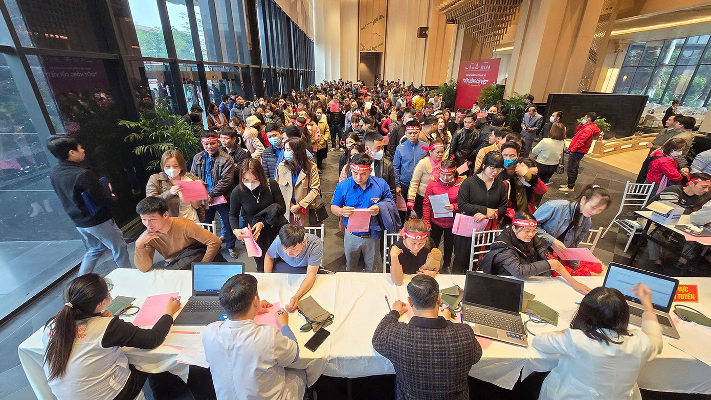 Đông đảo người dân Phú Thọ hiến máu tại sự kiện "Giọt hồng cội Việt". Ảnh: Hoàng Mạnh Thắng. Đông đảo người dân Phú Thọ hiến máu tại sự kiện "Giọt hồng cội Việt". Ảnh: Hoàng Mạnh Thắng.