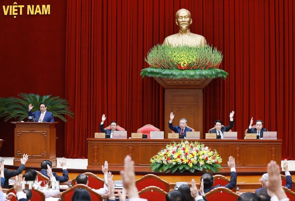 Các đại biểu thông qua chương trình hội nghị. Ảnh: TTXVN. Các đại biểu thông qua chương trình hội nghị. Ảnh: TTXVN.