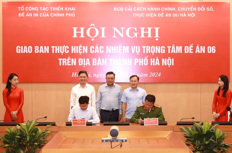 Chủ tịch UBND TP Hà Nội và Thứ trưởng Bộ Công an chứng kiến ký kết biên bản phối hợp triển khai một số nhiệm vụ của Đề án 06 trên địa bàn thành phố Hà Nội từ năm 2024-2025. Ảnh: PV.