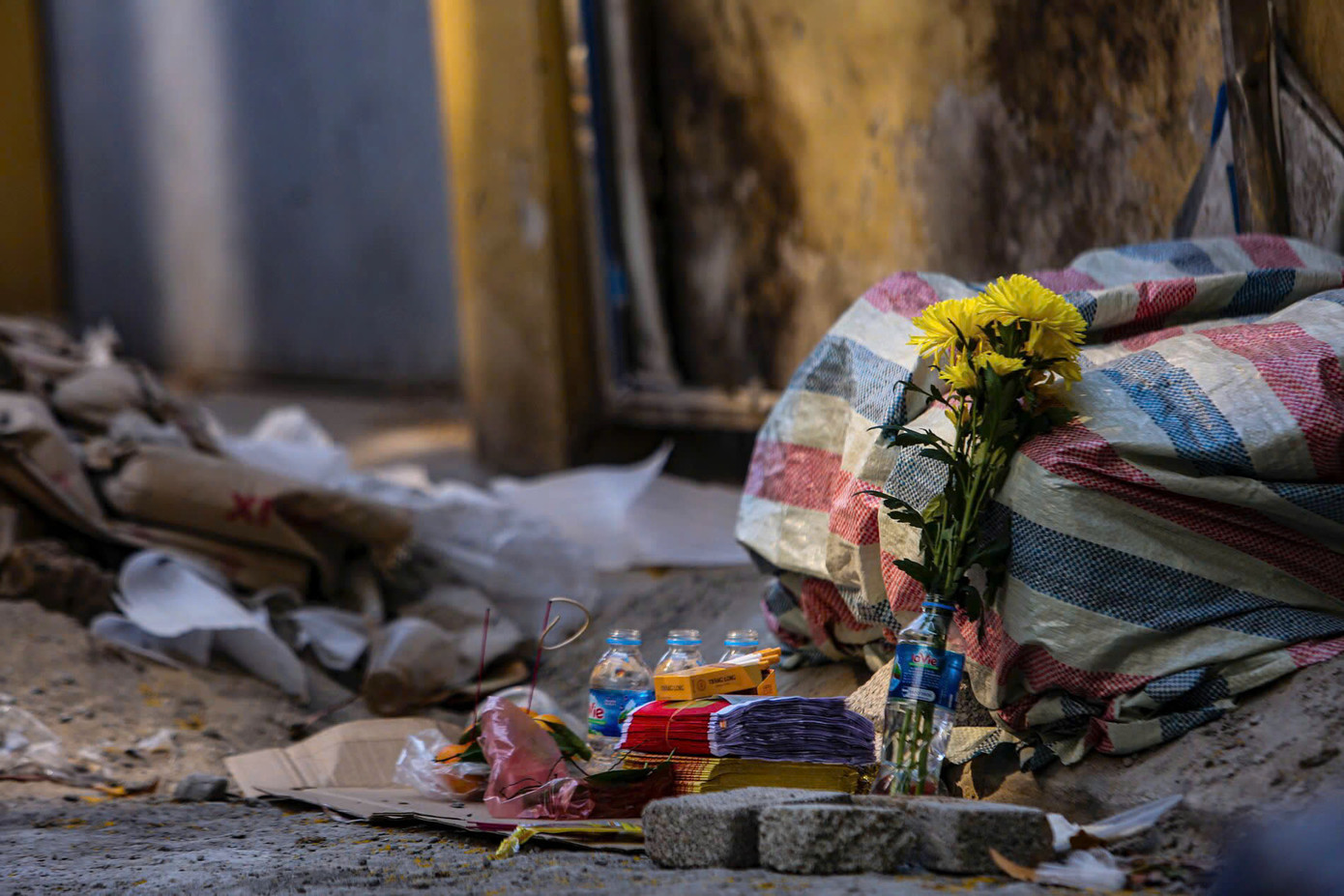 Người dân thắp hương tại khu vực phát hiện các bộ hài cốt. Ảnh: PV.