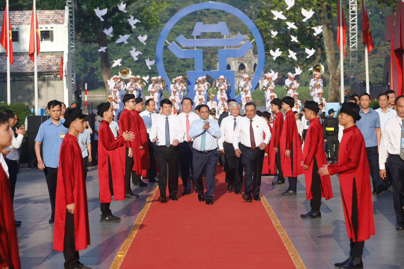 Thủ tướng Phạm Minh Chính và các đại biểu dự Ngày hội văn hoá vì hòa bình tại Thủ đô Hà Nội, sáng 6/10. Ảnh: PV. Thủ tướng Phạm Minh Chính và các đại biểu dự Ngày hội văn hoá vì hòa bình tại Thủ đô Hà Nội, sáng 6/10. Ảnh: PV.