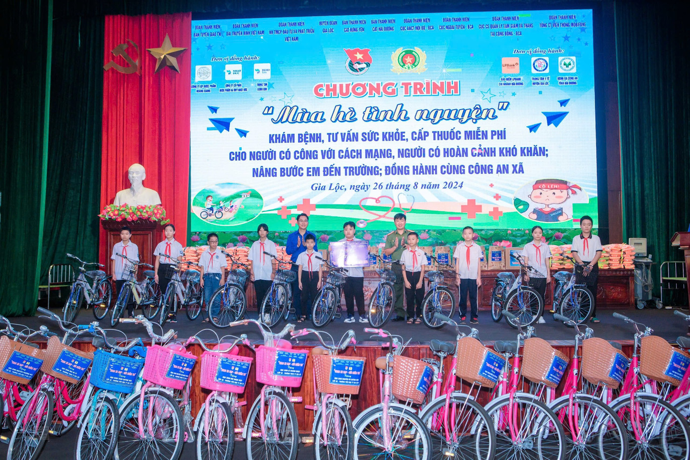 Đại diện các đơn vị tặng 50 xe đạp cho học sinh trường tiểu học và THCS trên địa bàn thị trấn Gia Lộc. Ảnh: PV Đại diện các đơn vị tặng 50 xe đạp cho học sinh trường tiểu học và THCS trên địa bàn thị trấn Gia Lộc. Ảnh: PV