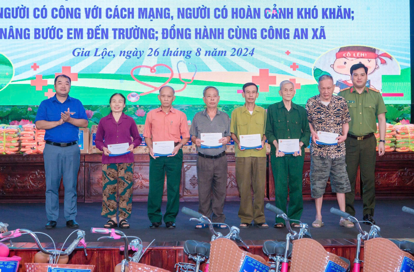 Thượng tá Đồng Đức Vũ - Trưởng Ban Thanh niên CAND và Bí thư Tỉnh Đoàn Hải Dương Nguyễn Hồng Sáng trao tặng 6 suất quà cho gia đình chính sách trên địa bàn huyện Gia Lộc. Ảnh: PV Thượng tá Đồng Đức Vũ - Trưởng Ban Thanh niên CAND và Bí thư Tỉnh Đoàn Hải Dương Nguyễn Hồng Sáng trao tặng 6 suất quà cho gia đình chính sách trên địa bàn huyện Gia Lộc. Ảnh: PV