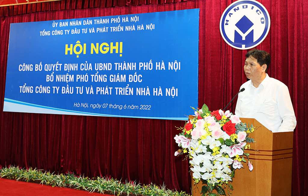 Ông Mai Xuân Vinh thời điểm nhận quyết định về làm Phó Tổng giám đốc Tổng Công ty Đầu tư và Phát triển nhà Hà Nội. Ảnh: PV.
