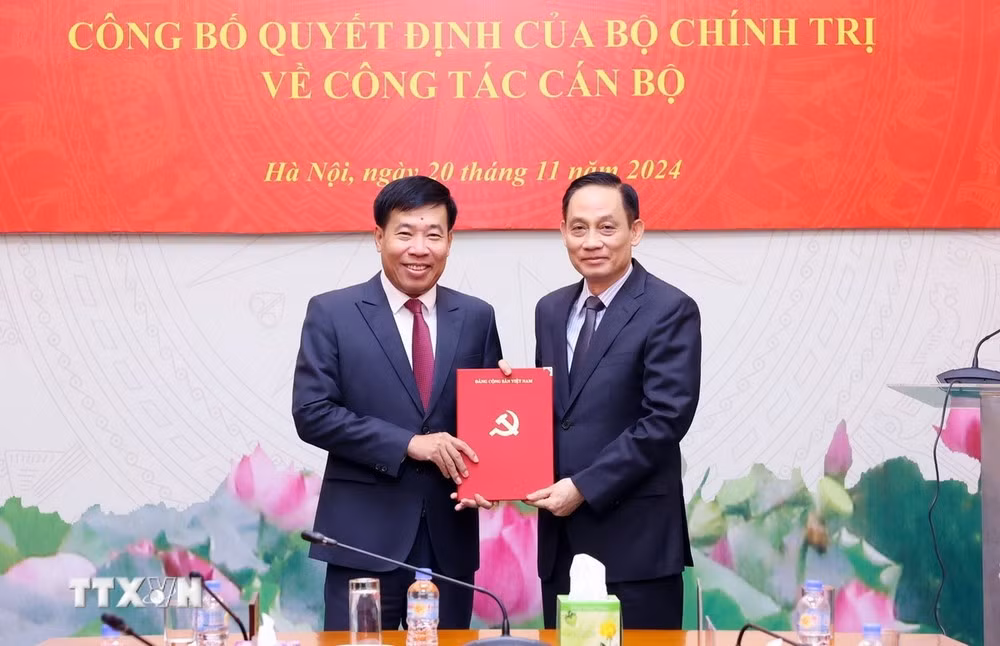 Trưởng ban Đối ngoại Trung ương Lê Hoài Trung trao quyết định của Bộ Chính trị cho ông Nguyễn Mạnh Cường. Ảnh: TTXVN. Trưởng ban Đối ngoại Trung ương Lê Hoài Trung trao quyết định của Bộ Chính trị cho ông Nguyễn Mạnh Cường. Ảnh: TTXVN.