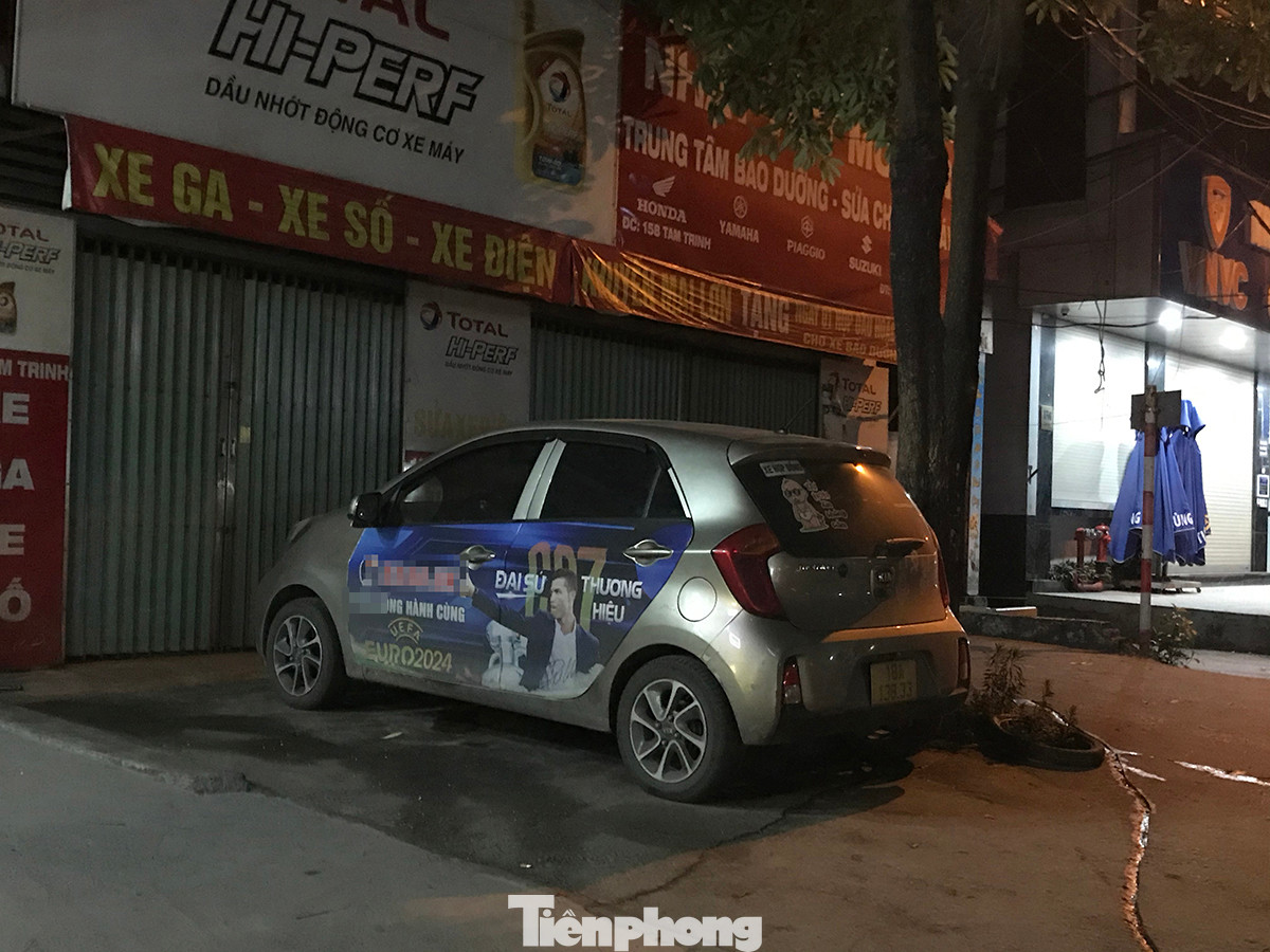 Theo ghi nhận của phóng viên Tiền Phong, những xe gắn quảng cáo web cờ bạc này có cả biển số ở những tỉnh, thành khác, nhưng hoạt động trên địa bàn thành phố Hà Nội. Ảnh: Trường Phong.