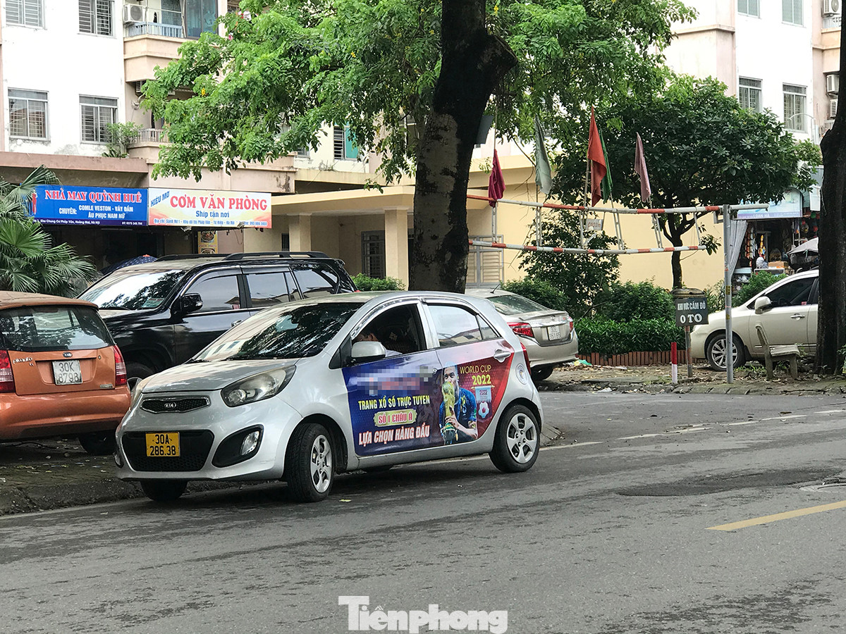 Đáng chú ý, một số xe quảng cáo những sự kiện đã diễn ra từ 2 năm trước. Từ đó, có thể hiểu, quảng cáo này đã được gắn từ rất lâu mà chưa bị phát hiện xử lý. Ảnh: Trường Phong.
