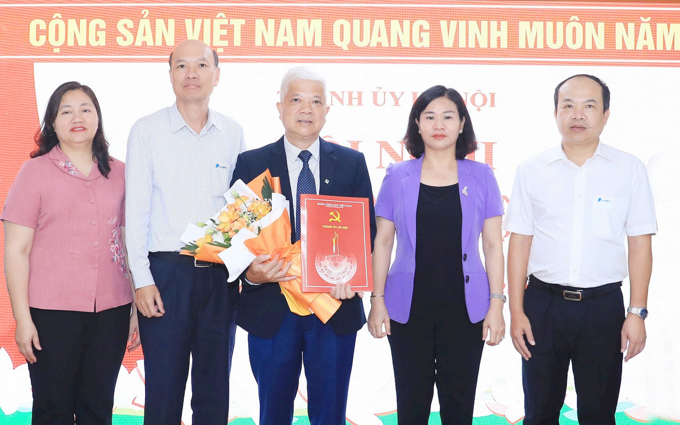 Phó Bí thư Thường trực Thành ủy Nguyễn Thị Tuyến tặng hoa chúc mừng đồng chí Nguyễn Hữu Chỉnh. Ảnh: Quang Thái/HNM. Phó Bí thư Thường trực Thành ủy Nguyễn Thị Tuyến tặng hoa chúc mừng đồng chí Nguyễn Hữu Chỉnh. Ảnh: Quang Thái/HNM.