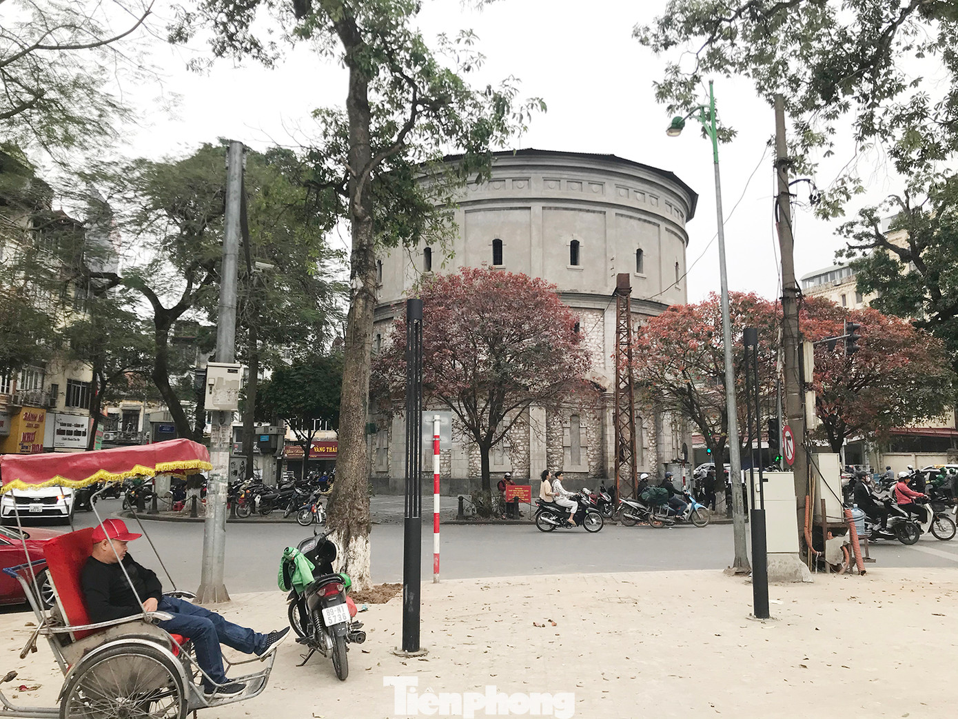 Tháp nước Hàng Đậu nhìn từ phía Vườn hoa Vạn Xuân. Ảnh: Trường Phong.