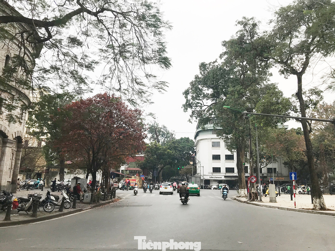 Khu vực dự kiến được lát đá tự nhiên để kết nối Vườn hoa Vạn Xuân (bên phải) và Tháp nước Hàng Đậu (bên trái). Ảnh: Trường Phong.