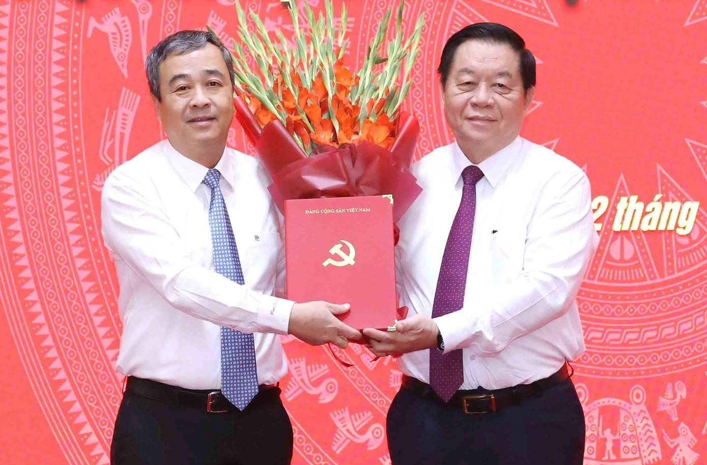 Trưởng Ban Tuyên giáo Trung ương Nguyễn Trọng Nghĩa trao quyết định của Bộ Chính trị điều động, phân công, bổ nhiệm Bí thư Tỉnh ủy Thái Bình Ngô Đông Hải làm Phó Trưởng Ban Tuyên giáo Trung ương. Ảnh: P.V.