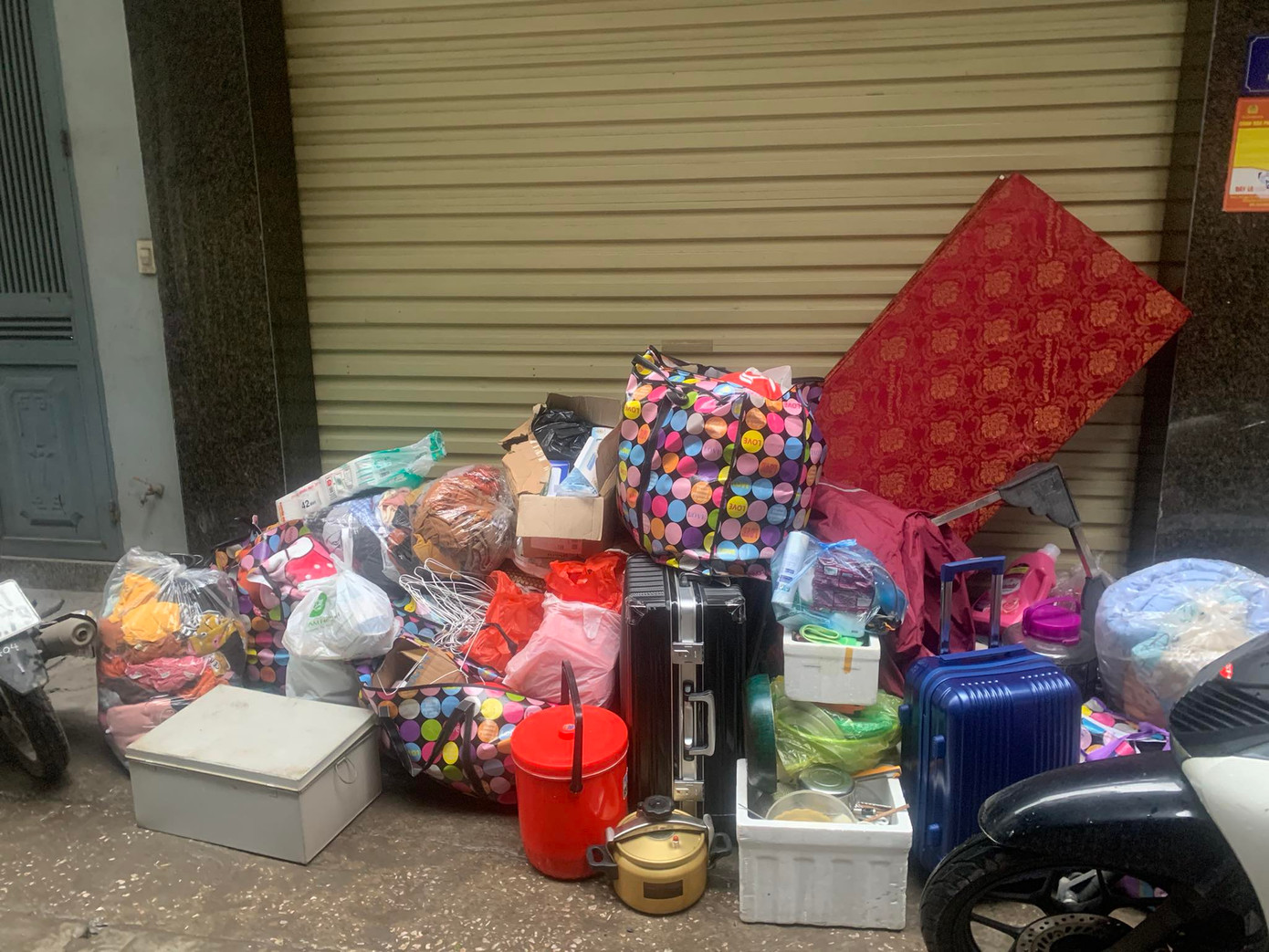 Đồ đạc người dân tập kết khi di chuyển khỏi toà chung cư mini. Ảnh: Duy Phạm Đồ đạc người dân tập kết khi di chuyển khỏi toà chung cư mini. Ảnh: Duy Phạm