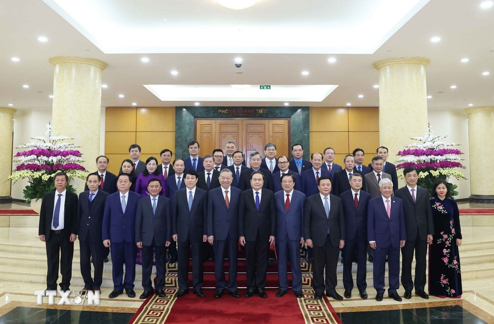 Tổng Bí thư Tô Lâm, Chủ tịch nước Lương Cường, Chủ tịch Quốc hội Trần Thanh Mẫn và các đại biểu chụp ảnh chung. Ảnh: TTXVN. Tổng Bí thư Tô Lâm, Chủ tịch nước Lương Cường, Chủ tịch Quốc hội Trần Thanh Mẫn và các đại biểu chụp ảnh chung. Ảnh: TTXVN.