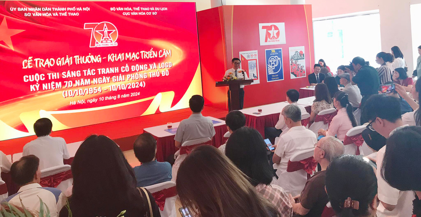 Lễ trao giải thưởng - khai mạc triển lãm cuộc thi sáng tác tranh cổ động và logo kỷ niệm 70 năm ngày Giải phóng Thủ đô (10/10/1954-10/10/2024). Ảnh: PV.