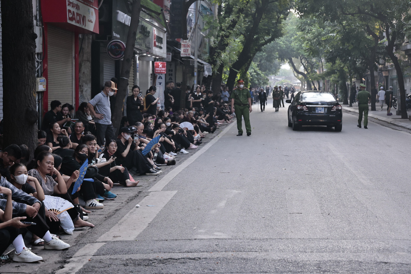 Chia sẻ với phóng viên Tiền Phong, nhiều người cho biết, họ đến xếp hàng từ 4 - 5h sáng với hy vọng sớm được vào thắp hương tiễn biệt Tổng Bí thư Nguyễn Phú Trọng. Ảnh: Như Ý.