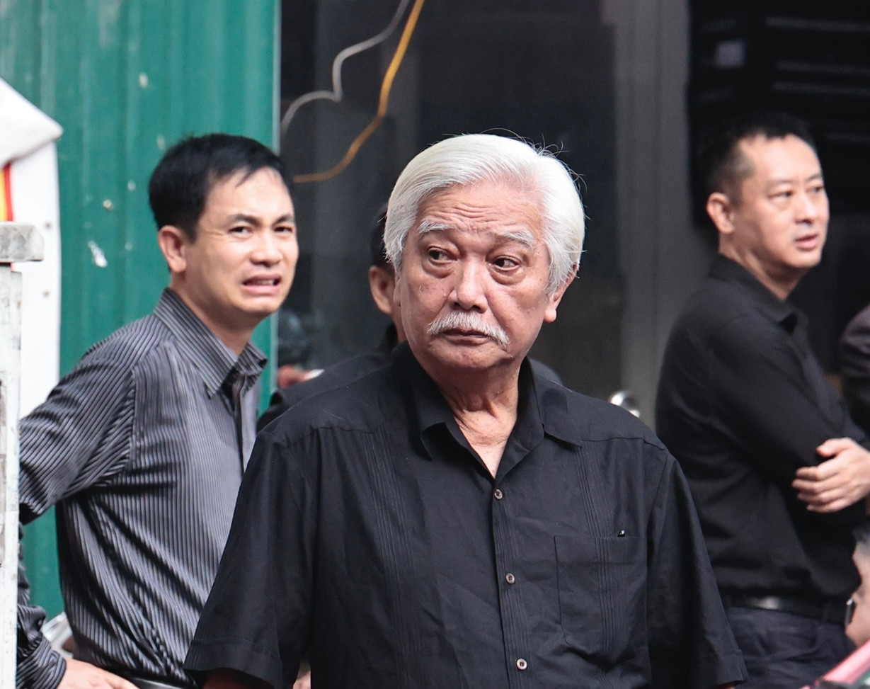 Nguyên Đại biểu Quốc hội Dương Trung Quốc cũng đến từ rất sớm, chờ vào viếng Tổng Bí thư Nguyễn Phú Trọng. Ảnh: Như Ý.