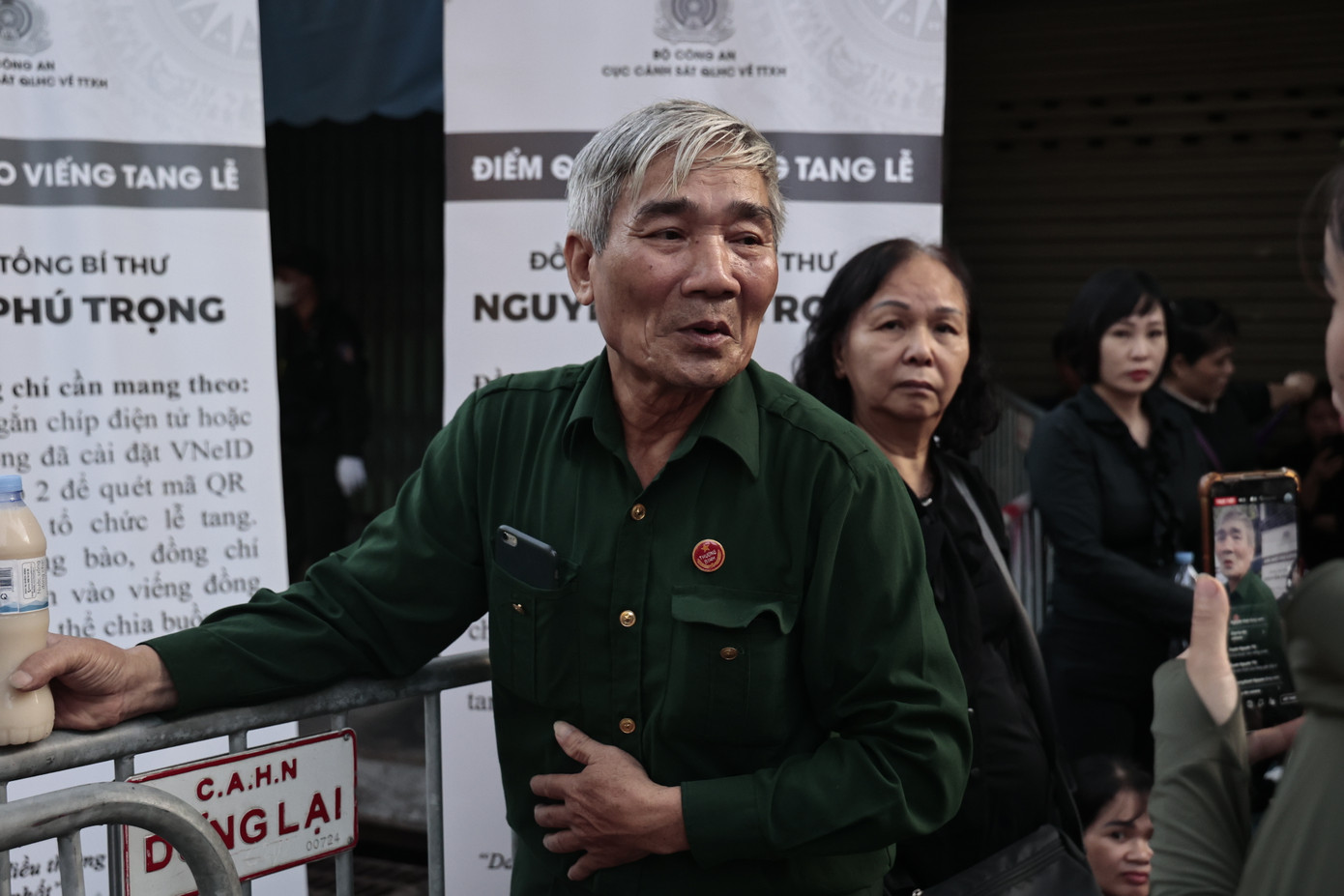 Nhiều người dân mong ngóng được vào viếng Tổng Bí thư Nguyễn Phú Trọng