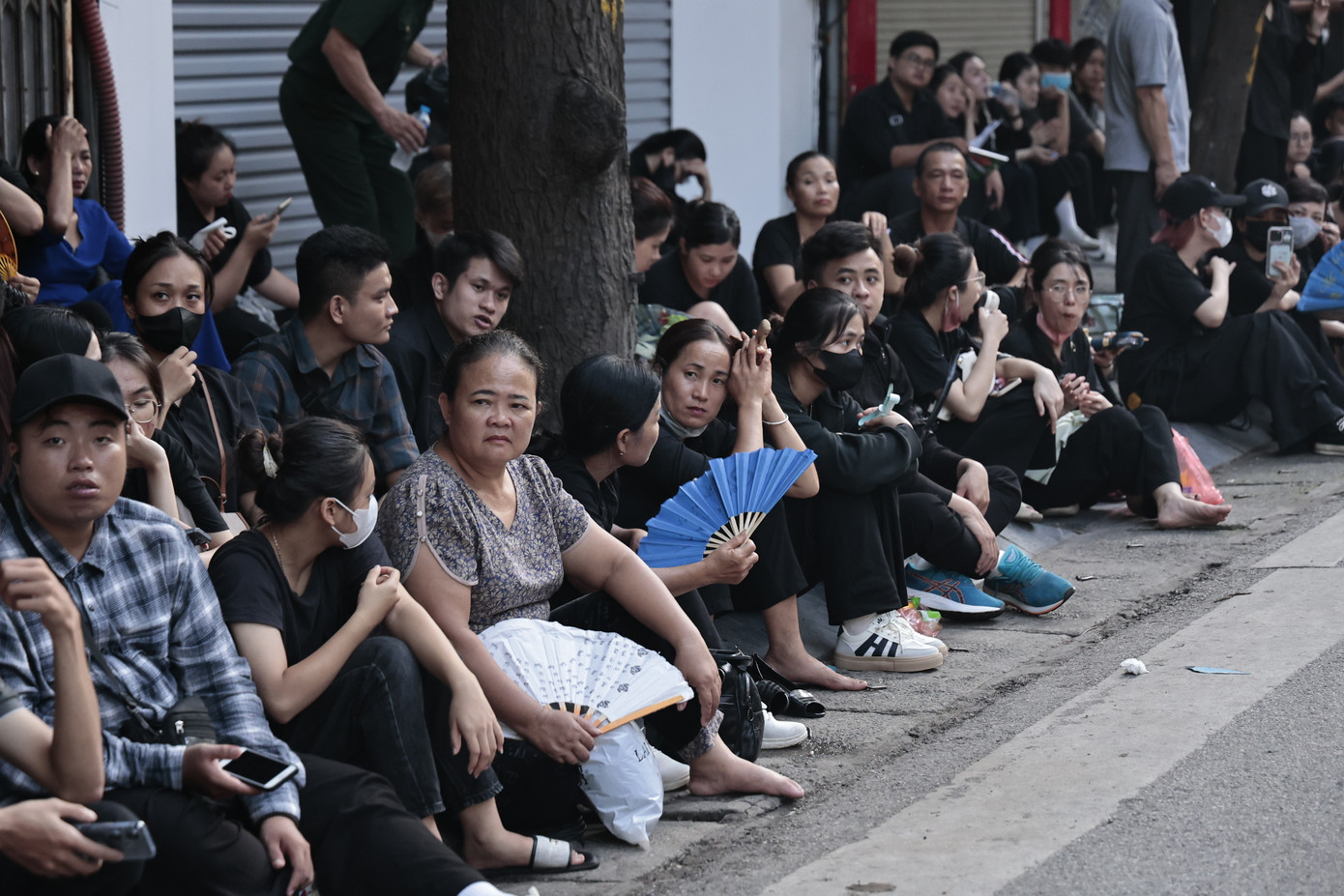 Nhiều người dân mong ngóng được vào viếng Tổng Bí thư Nguyễn Phú Trọng vì thời gian vào viếng không còn nhiều. Ảnh: Như Ý.