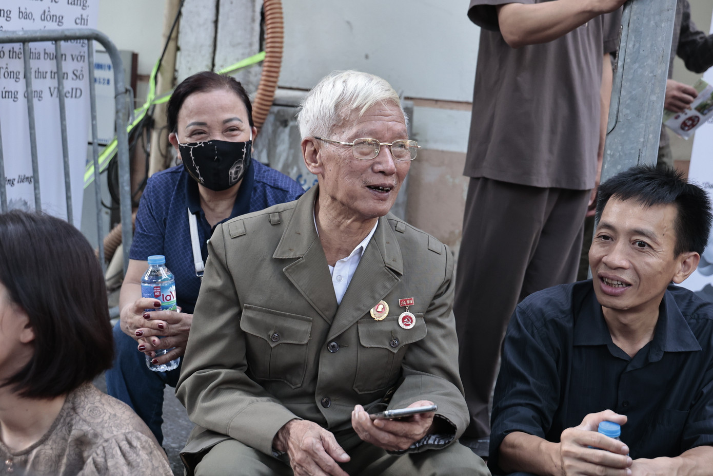 Nhiều cựu chiến binh tuổi cao cũng xếp hàng từ sớm để chờ đến lượt vào viếng Tổng Bí thư Nguyễn Phú Trọng. Trong ảnh là ông Phạm Đa Lộc (80 tuổi, Hà Đông, Hà Nội) đến xếp hàng từ 5h sáng ở ngã tư Yec Xanh - Lò Đúc. Ông Lộc là đảng viên 55 năm tuổi Đảng. "Tôi đến tiễn vị lãnh đạo đồng niên - Tổng Bí thư Nguyễn Phú Trọng", ông Lộc nói.