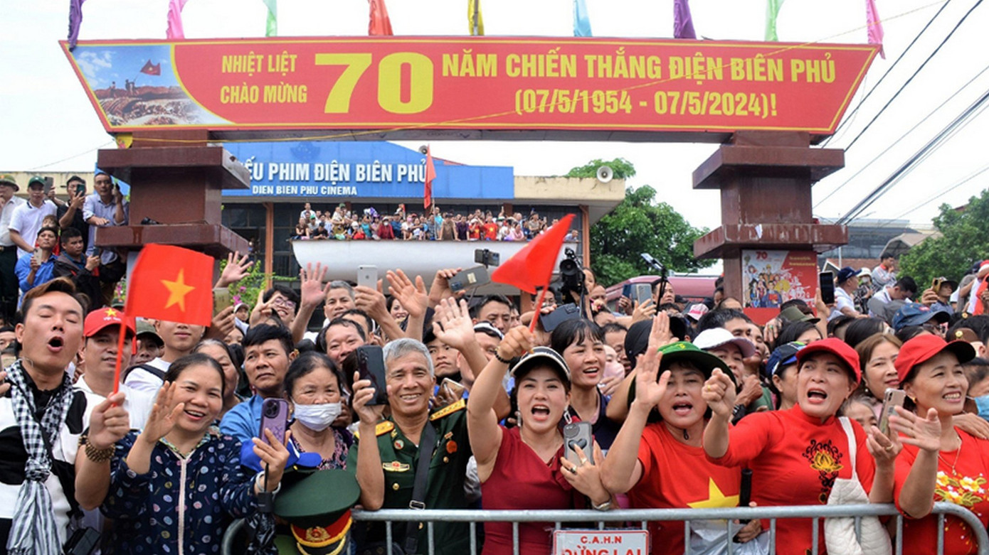 Đông đảo người dân cổ vũ, động viên các cán bộ, chiến sĩ tham gia diễu binh, diễu hành tại Lễ kỷ niệm.