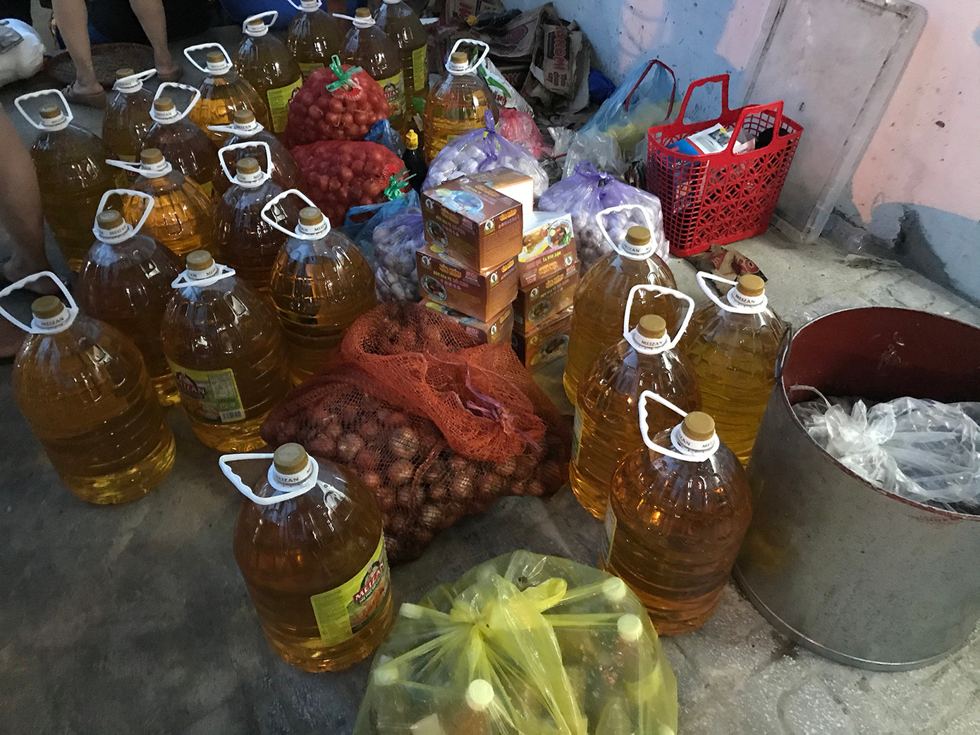 Người dân Thái Nguyên và từ các địa phương quyên góp, ủng hộ nhiều phương tiện, lương thực thực phẩm hỗ trợ người dân bị ảnh hưởng lũ lụt. Ảnh: Hoàng Mạnh Thắng - Trường Phong. Người dân Thái Nguyên và từ các địa phương quyên góp, ủng hộ nhiều phương tiện, lương thực thực phẩm hỗ trợ người dân bị ảnh hưởng lũ lụt. Ảnh: Hoàng Mạnh Thắng - Trường Phong.