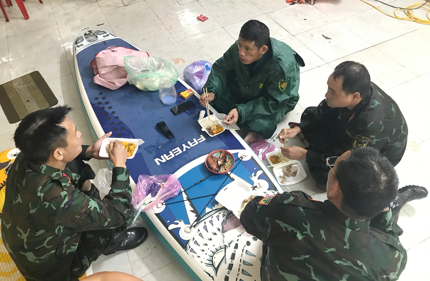 Bữa cơm đơn giản của các cán bộ, chiến sĩ trong giờ phút giải lao sau những chuyến xuồng cứu trợ người dân. Một chiến sĩ công an trẻ tranh thủ chợp mắt dù quần áo đang ướt và trên người vẫn mặc áo phao. Theo ghi nhận của phóng viên, nhiều cán bộ, chiến sĩ quân đội, công an làm việc xuyên ngày đêm để cố gắng cứu người dân. Ảnh: Hoàng Mạnh Thắng - Trường Phong. Bữa cơm đơn giản của các cán bộ, chiến sĩ trong giờ phút giải lao sau những chuyến xuồng cứu trợ người dân. Một chiến sĩ công an trẻ tranh thủ chợp mắt dù quần áo đang ướt và trên người vẫn mặc áo phao. Theo ghi nhận của phóng viên, nhiều cán bộ, chiến sĩ quân đội, công an làm việc xuyên ngày đêm để cố gắng cứu người dân. Ảnh: Hoàng Mạnh Thắng - Trường Phong.