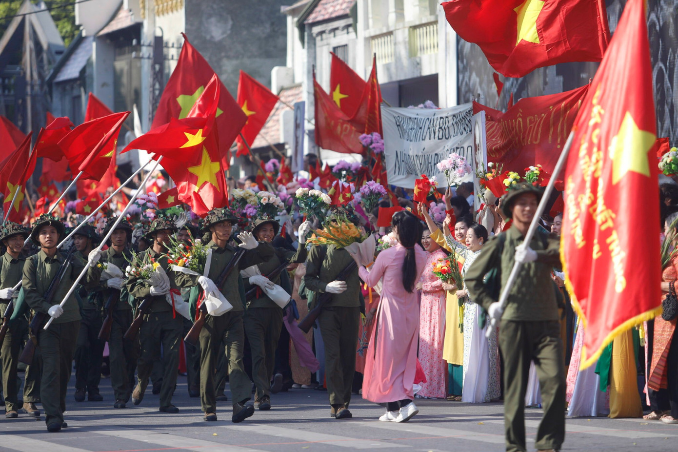 Tái hiện đoàn quân tiến về tiếp quản giải phóng Thủ đô Hà Nội năm 1954. Ảnh: PV.