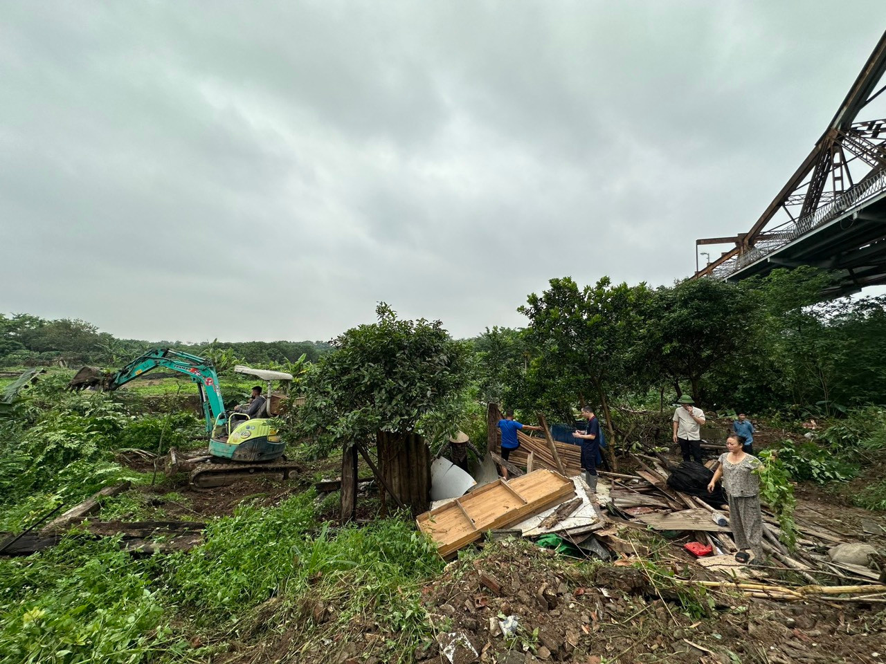 &quot;Lực lượng chức năng đã dọn dẹp mặt bằng khoảng 10ha, thu dọn hơn 2.000m3 phế thải, tháo dỡ gần 100 chuồng trại, lều lán tạm, hàng rào… lắp dựng trái phép từ khoảng giai đoạn trước những năm 2010&quot;, đại diện lãnh đạo UBND quận Ba Đình thông tin. Theo lãnh đạo quận Ba Đình, cùng với việc giải tỏa, dọn dẹp khu vực vi phạm, phường Phúc Xá đã huy động khoảng 500 lượt tình nguyện viên tiến hành thu gom rác thải nhựa, làm sạch môi trường khu vực này.