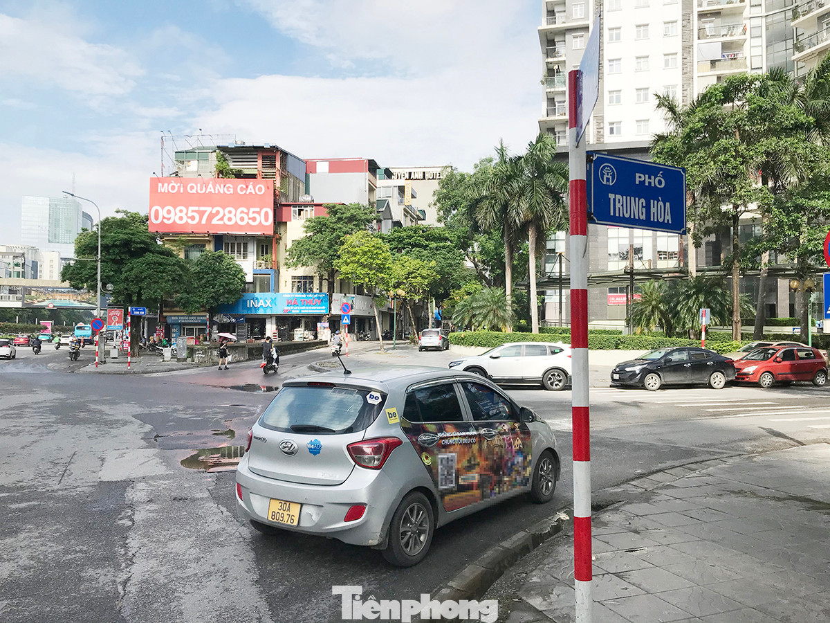 Những xe dán quảng cáo, gắn logo, đường link, thậm chí cả mã QR liên quan đến web cá cược, cờ bạc ngang nhiên diễu phố, dừng đỗ ở nhiều vị trí, dường như không sợ bị phát hiện, xử lý. Ảnh: Trường Phong.