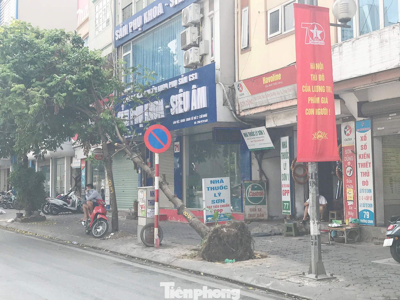 Theo ghi nhận của phóng viên Tiền Phong, trên một số tuyến đường phố ở Hà Nội, nhiều cây xanh hư hại, nghiêng đổ sau bão số 3 đến nay vẫn chưa được xử lý. Trong ảnh là một cây xanh ngã, đổ trên đường Trường Chinh. Ảnh: Trường Phong.