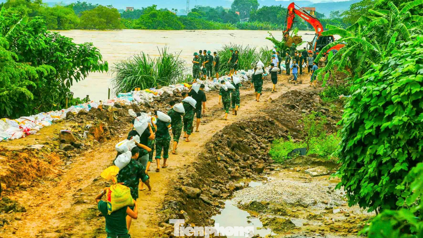 Các chiến sĩ quân đội tham gia bảo vệ đê sông Cầu. Ảnh: Trịnh Việt Hùng.