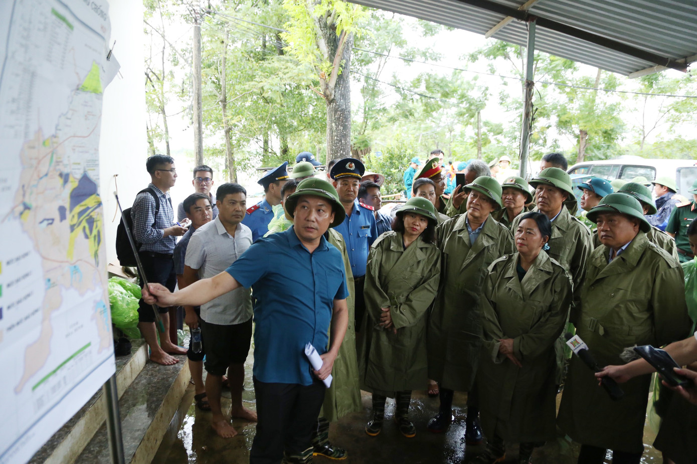 Bí thư Thành uỷ Hà Nội Bùi Thị Minh Hoài cùng lãnh đạo thành phố nghe Chủ tịch UBND huyện Chương Mỹ Nguyễn Anh Đức báo cáo công tác ứng phó với lũ lụt trên địa bàn. Ảnh: Hữu Thắng.