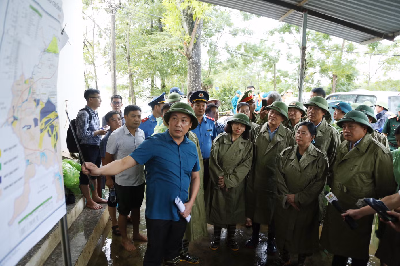 Bí thư Thành uỷ Hà Nội Bùi Thị Minh Hoài cùng lãnh đạo thành phố nghe Chủ tịch UBND huyện Chương Mỹ Nguyễn Anh Đức báo cáo công tác ứng phó với lũ lụt trên địa bàn. Ảnh: Hữu Thắng.