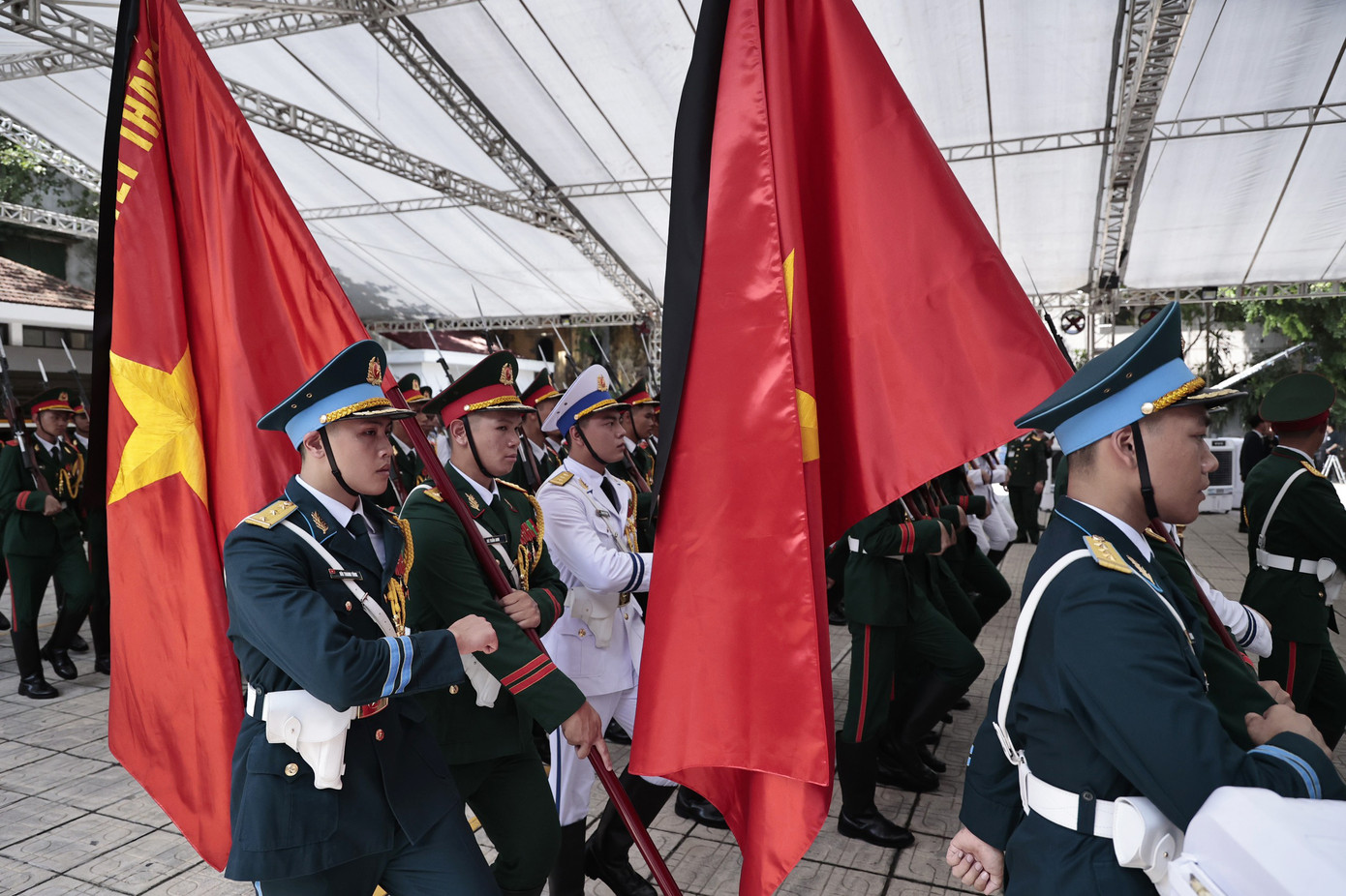 Đội nghi lễ chuẩn bị trong Nhà tang lễ Quốc gia. Ảnh: Như Ý. Đội nghi lễ chuẩn bị trong Nhà tang lễ Quốc gia. Ảnh: Như Ý.