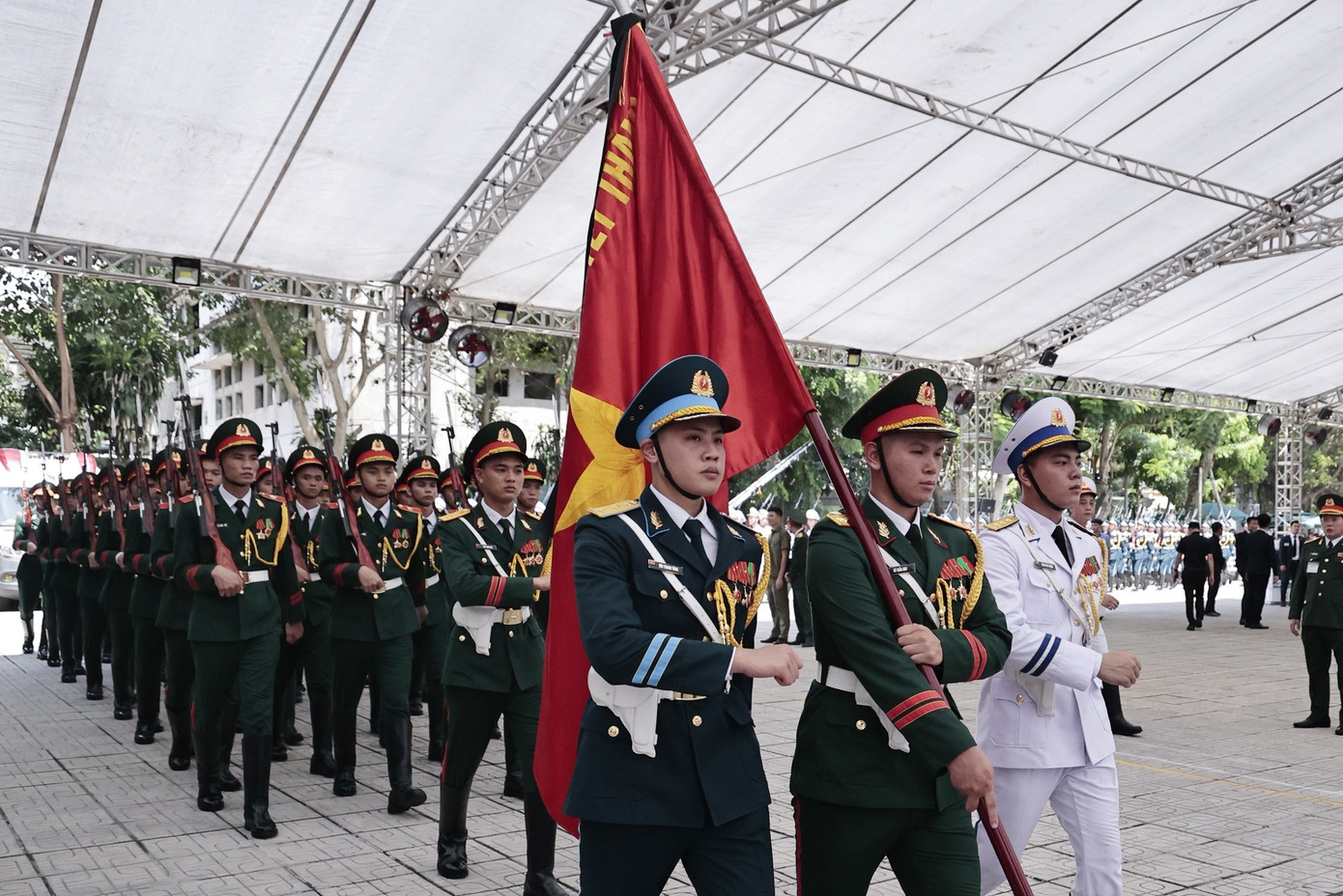 Đội nghi lễ chuẩn bị trong Nhà tang lễ Quốc gia. Ảnh: Như Ý. Đội nghi lễ chuẩn bị trong Nhà tang lễ Quốc gia. Ảnh: Như Ý.