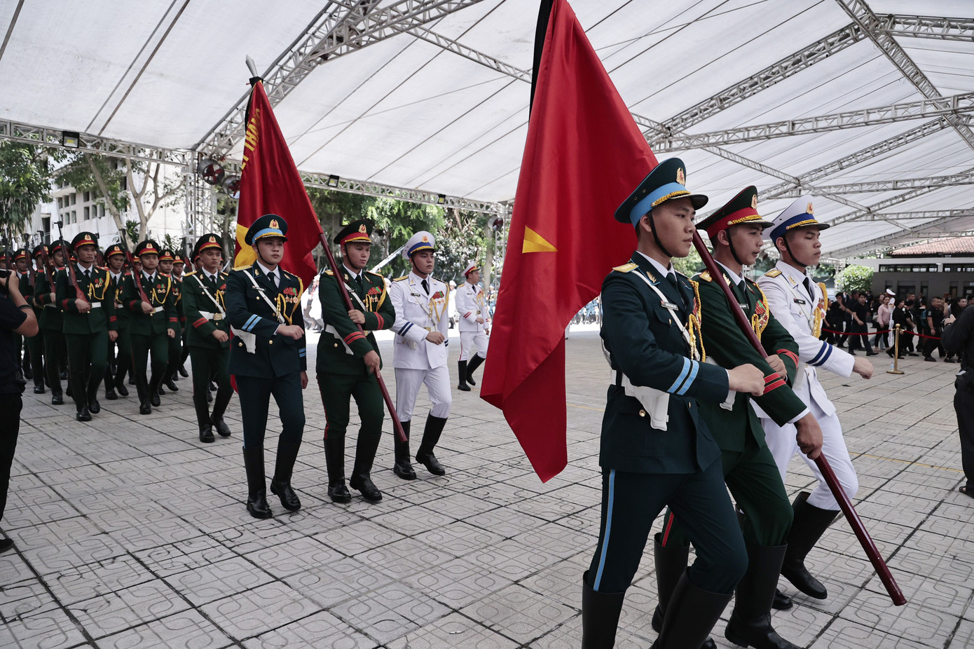 Đội nghi lễ chuẩn bị trong Nhà tang lễ Quốc gia. Ảnh: Như Ý. Đội nghi lễ chuẩn bị trong Nhà tang lễ Quốc gia. Ảnh: Như Ý.