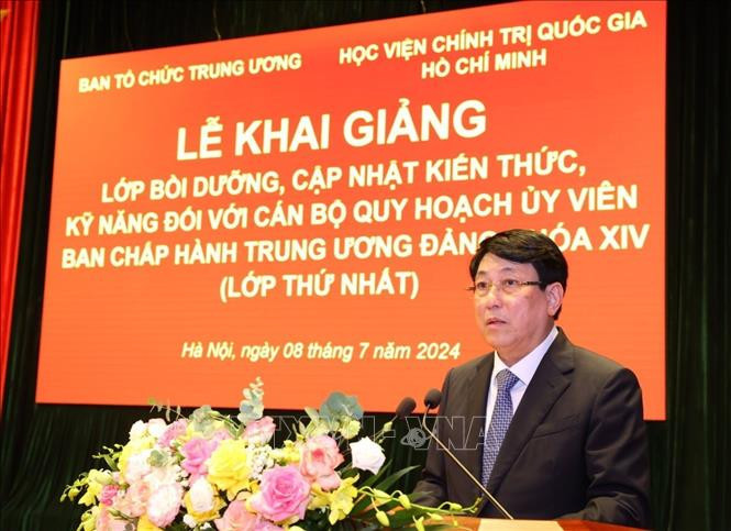 Thường trực Ban Bí thư Lương Cường phát biểu tại lễ khai giảng lớp bồi dưỡng. Ảnh: TTXVN.