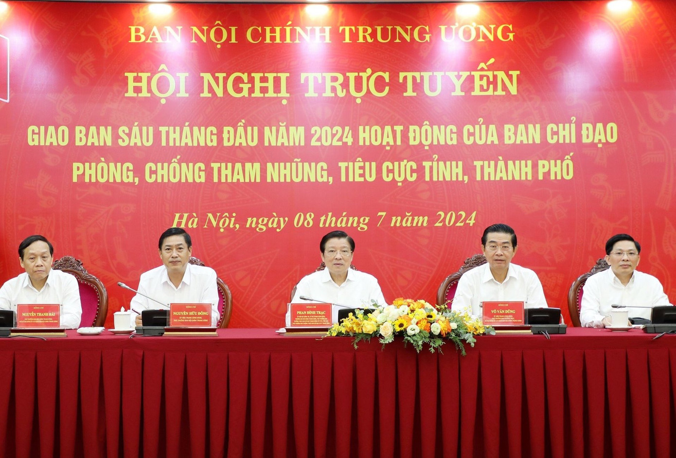 Trưởng Ban Nội chính T.Ư Phan Đình Trạc - Phó Trưởng ban Thường trực Ban Chỉ đạo T.Ư về PCTNTC và các lãnh đạo Ban Nội chính T.Ư chủ trì hội nghị. Ảnh: PV.