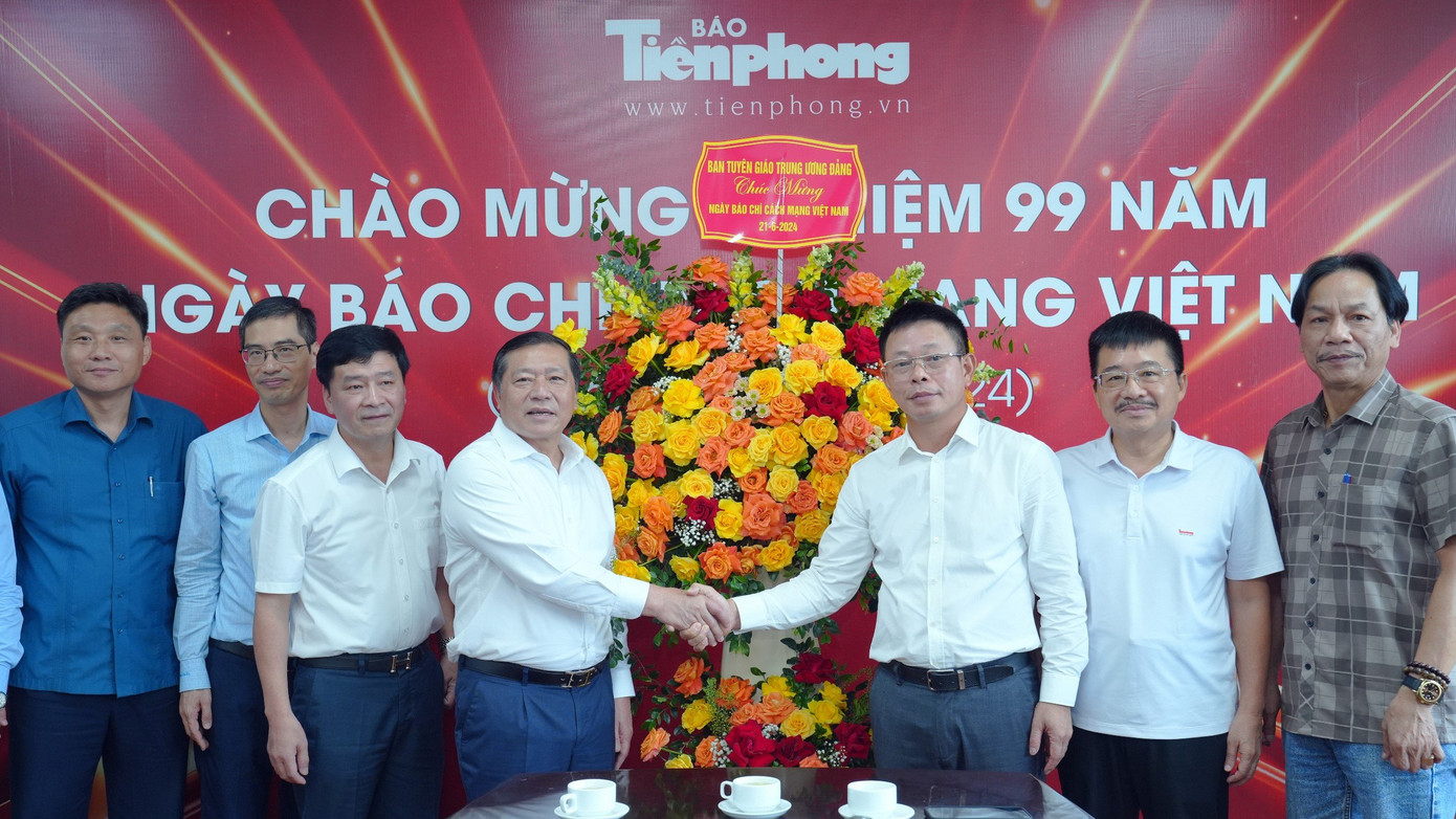 Phó trưởng ban Thường trực Ban Tuyên giáo T.Ư đến thăm, chúc mừng, tặng hoa báo Tiền Phong dịp kỷ niệm 99 năm Ngày báo chí Cách mạng Việt Nam. Ảnh: Hoàng Mạnh Thắng.