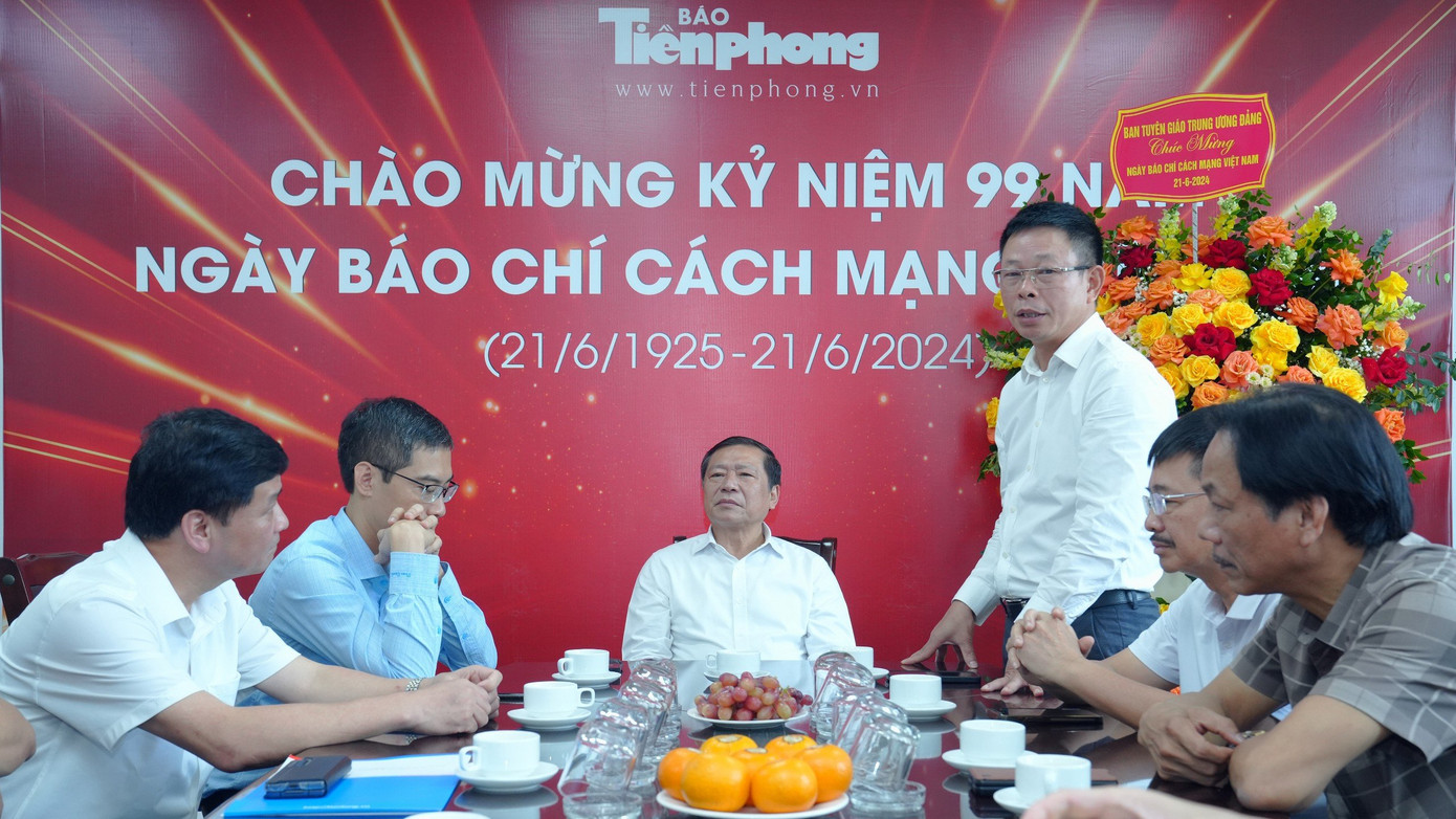 Tổng Biên tập báo Tiền Phong Phùng Công Sưởng phát biểu cảm ơn tình cảm của Ban Tuyên giáo T.Ư, Phó trưởng ban Thường trực Ban Tuyên giáo T.Ư Lại Xuân Môn dành cho báo Tiền Phong. Ảnh: Hoàng Mạnh Thắng.