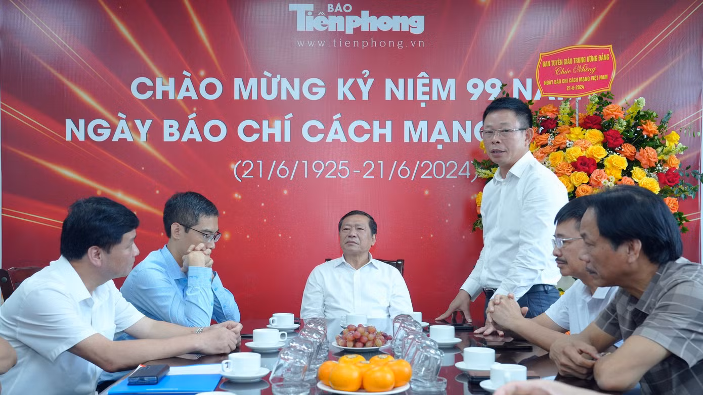Tổng Biên tập báo Tiền Phong Phùng Công Sưởng phát biểu cảm ơn tình cảm của Ban Tuyên giáo T.Ư, Phó trưởng ban Thường trực Ban Tuyên giáo T.Ư Lại Xuân Môn dành cho báo Tiền Phong. Ảnh: Hoàng Mạnh Thắng.