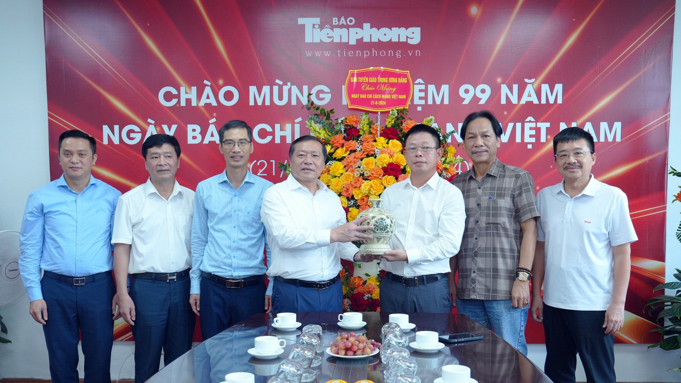 Ban Biên tập Báo Tiền Phong tặng món quà lưu niệm cho Phó trưởng ban Thường trực Ban Tuyên giáo T.Ư Lại Xuân Môn. Ảnh: Hoàng Mạnh Thắng.