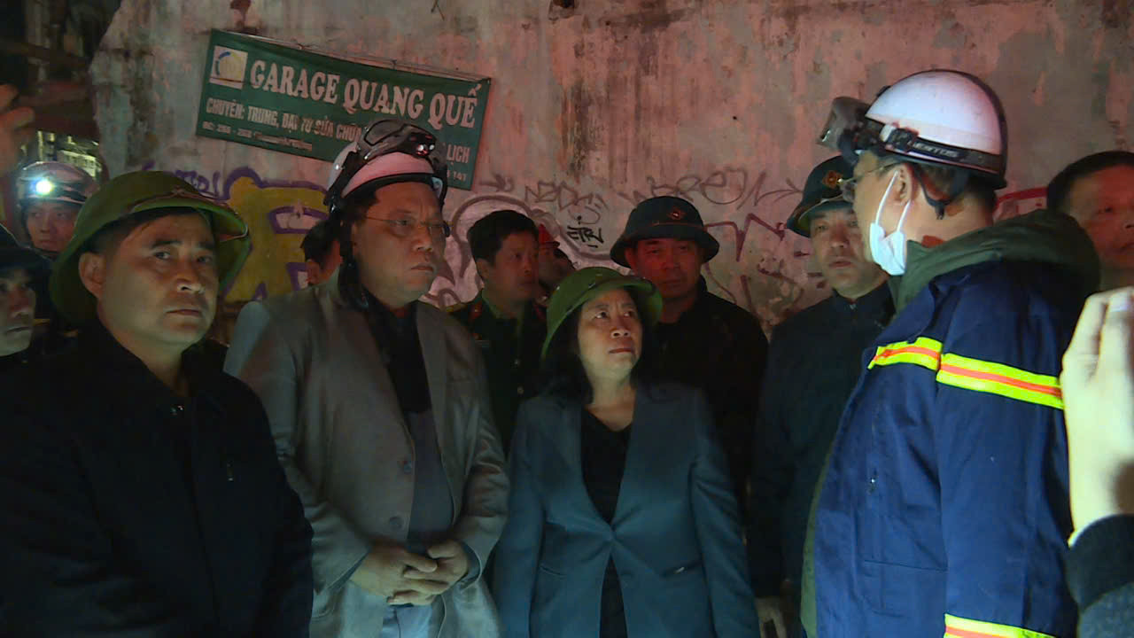 Bí thư Thành ủy Hà Nội Bùi Thị Minh Hoài và Giám đốc Công an thành phố Hà Nội Nguyễn Hải Trung trực tiếp có mặt tại hiện trường chỉ đạo khắc phục hậu quả vụ cháy. Ảnh: PV.